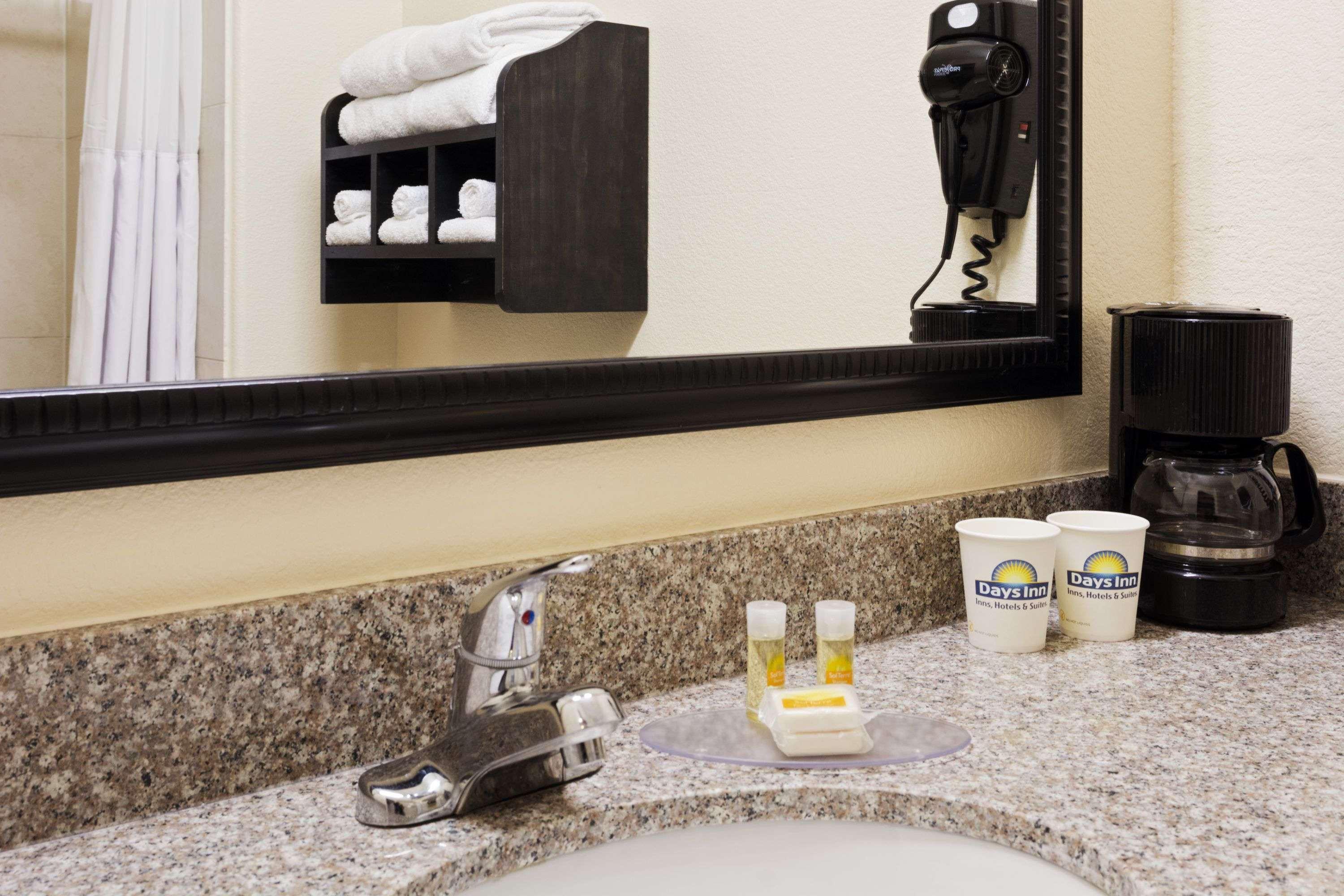 Days Inn & Suites By Wyndham Galveston West/Seawall Esterno foto