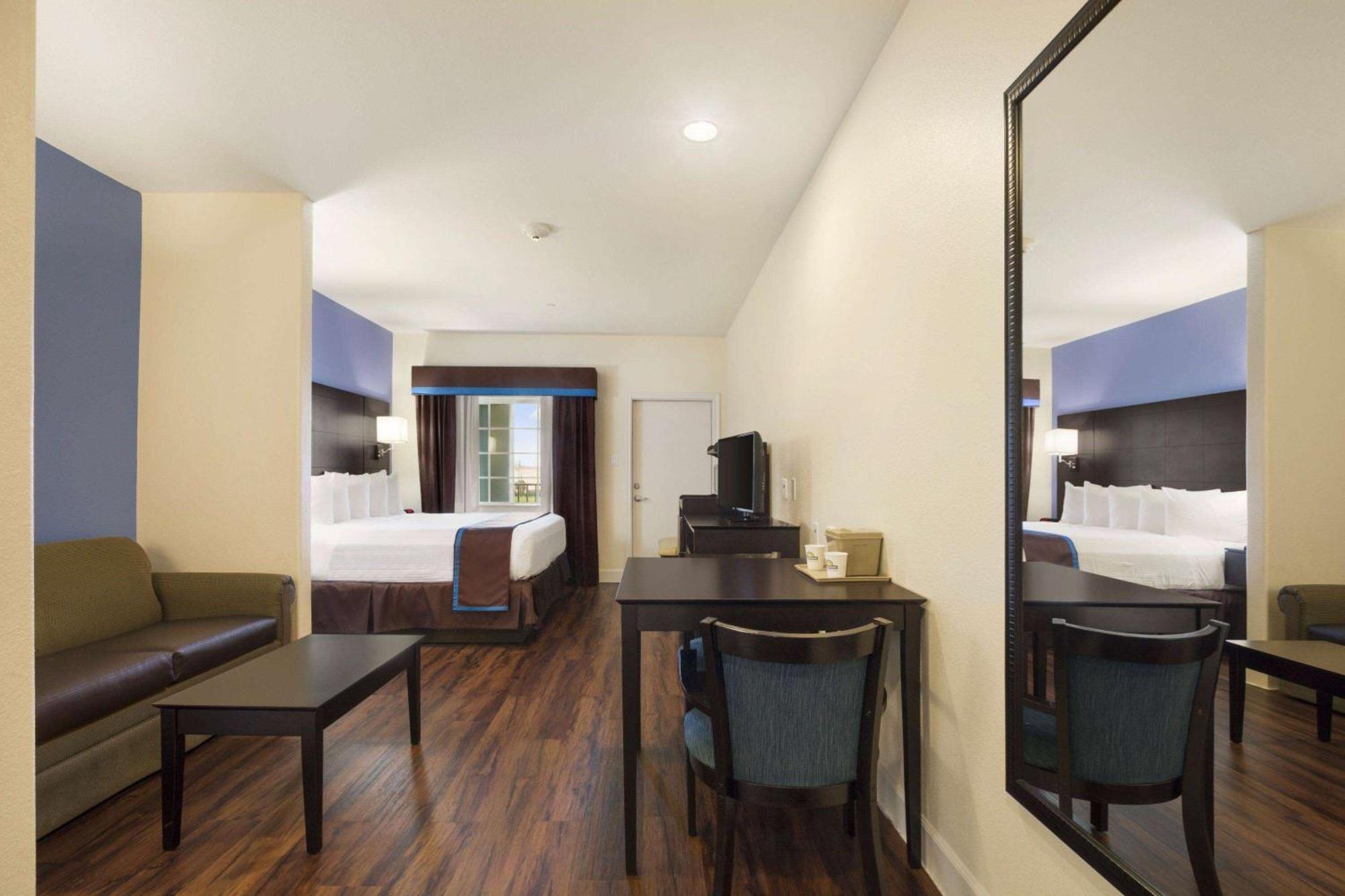Days Inn & Suites By Wyndham Galveston West/Seawall Esterno foto